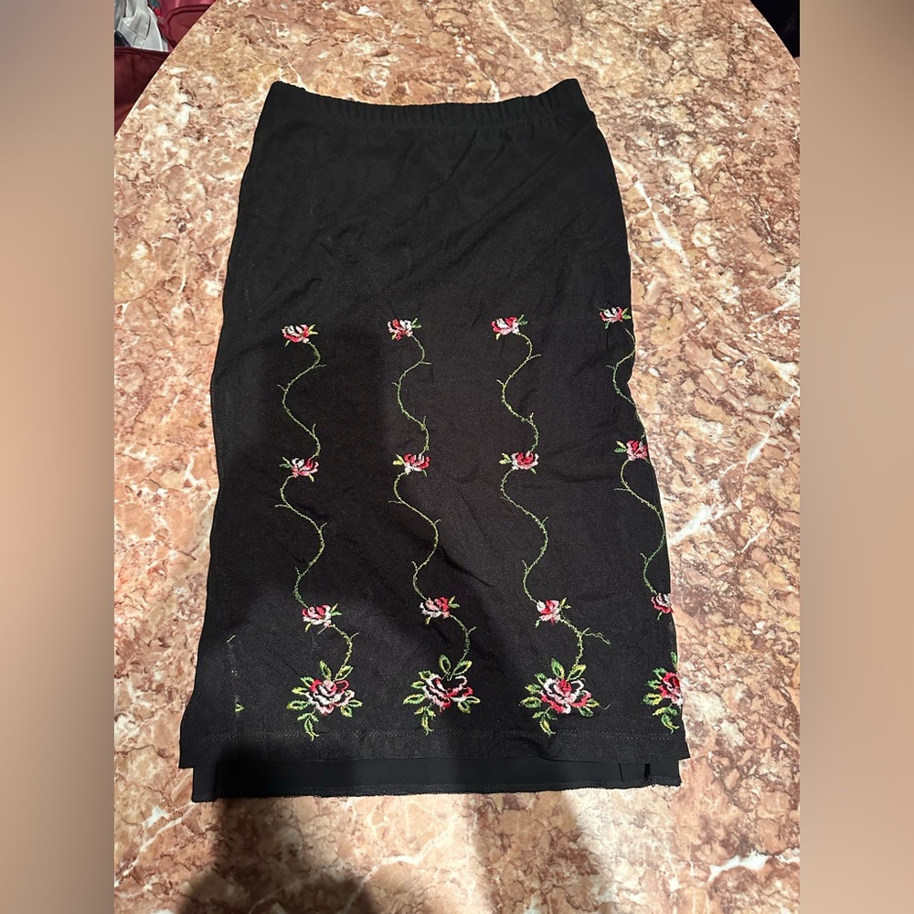 Chic Black Skirt with Floral Embroidery